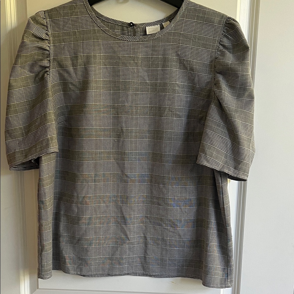14th and Union Gray Plaid Short Sleeve Top with Sleeve Ruching Size Large